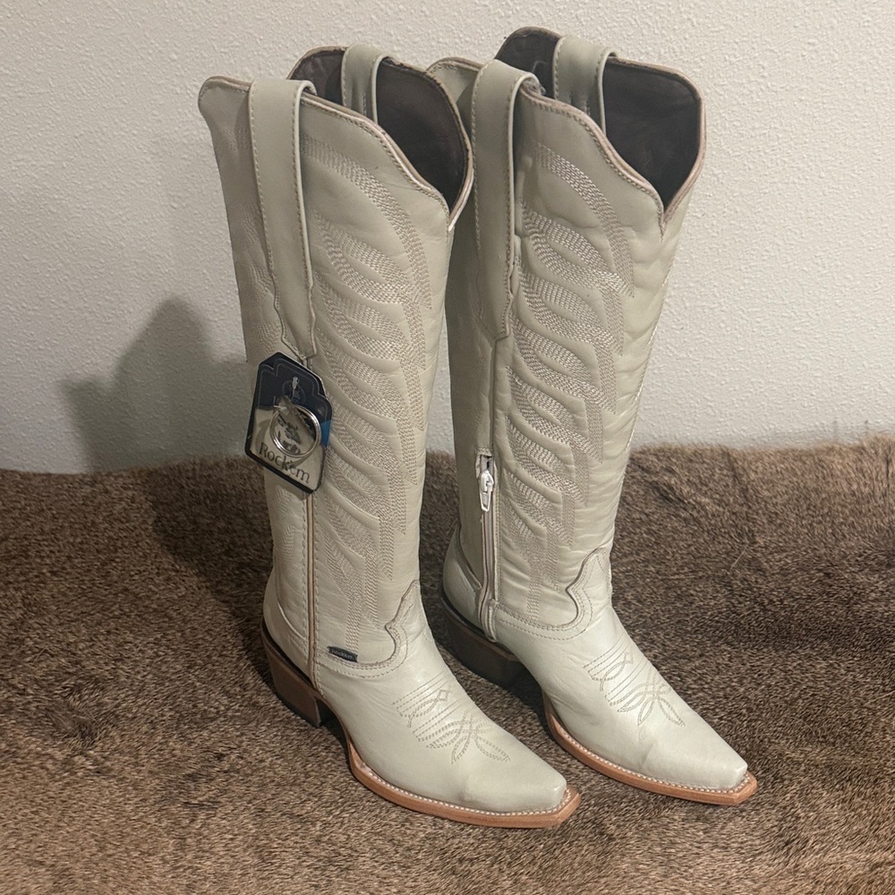 Rock Em Women’s Size 5 EE. Cream Heeled Boots